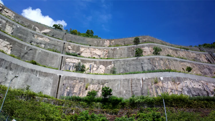 Guide for king post retaining wall installation